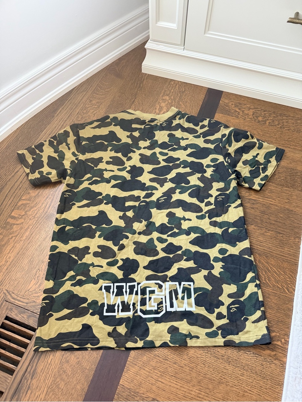 BAPE A BATHING APE Camo Shark Graphic T-Shirt Top Yellow Green Men’s Size XL - Picture 4 of 16